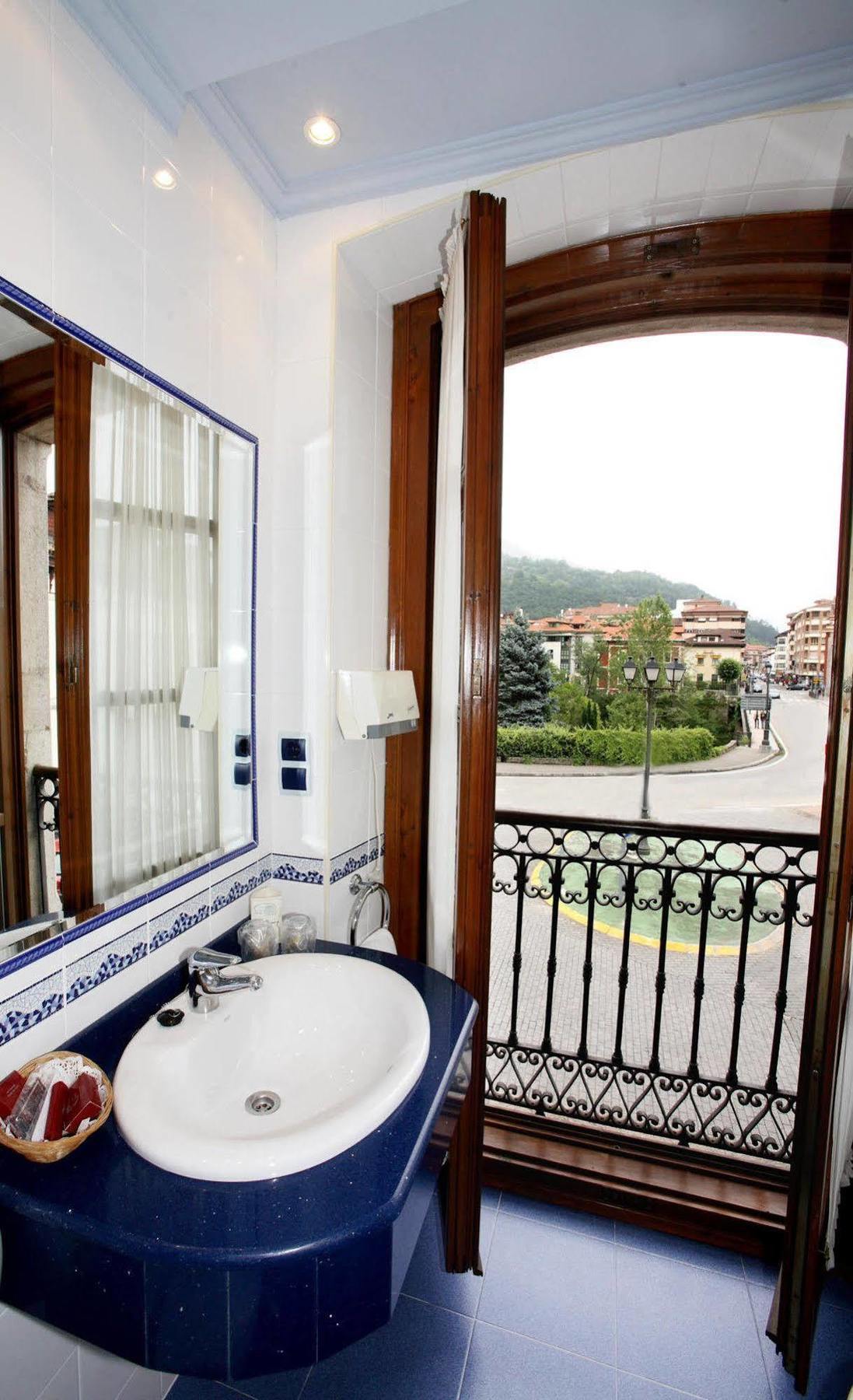 Imperion Hotel Cangas de Onis Exterior photo